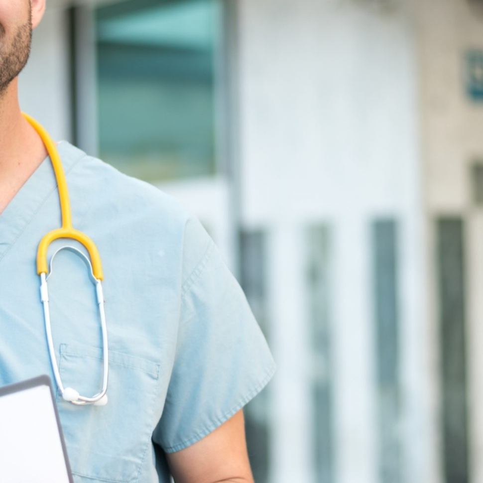 male-nurse-with-stethoscope-MBQ4P3Y-2000x1125